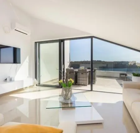 Luxury Anto With Sea View And Balcony Apartment